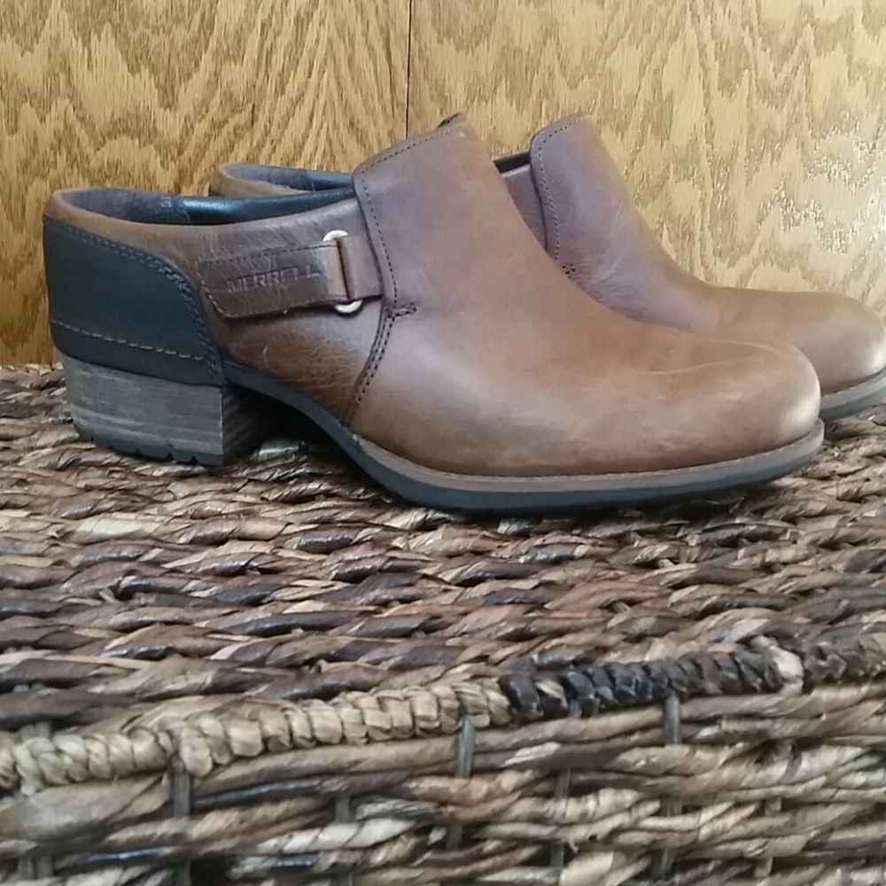 MERRELL BROWN LEATHER CLOGS